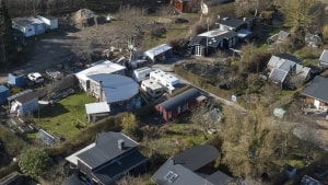 Tusindvis af danskere bryder loven, når de bor i store kolonihavehuse året rundt. På den måde kan de bo centralt og billigt uden at skulle betale ejendomsskat eller grundskyld - og det møder modstand fra flere fronter. Foto: Jens Thaysen