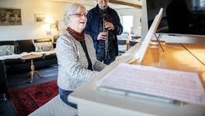 Karen og Bjarne Jørgensen fandt hinanden gennem musikken, og de dyrker tit deres fælles passion i hjemmet i Træden. Foto: Morten Pape