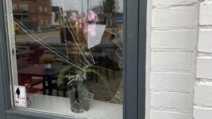 Hedensted Sognegård fik smadret en rude lørdag aften, da unge umotiveret kastede sten og potteplanter mod festsalen.