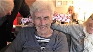 Else Marie Larsen er død, 92 år gammel. Hun blev kendt, da det århusianske plejecenter, Kongsgården, kom under heftig beskydning i forbindelse med en TV2-dokumentar, hvor stationen satte sig for at dokumentere behandlingen af de ældre, demente borgere med skjult kamera. TV-holdet fulgte blandt andet Else Marie Larsen, hvis 'pleje' mange efterfølgende kaldte umenneskelig. Privatfoto