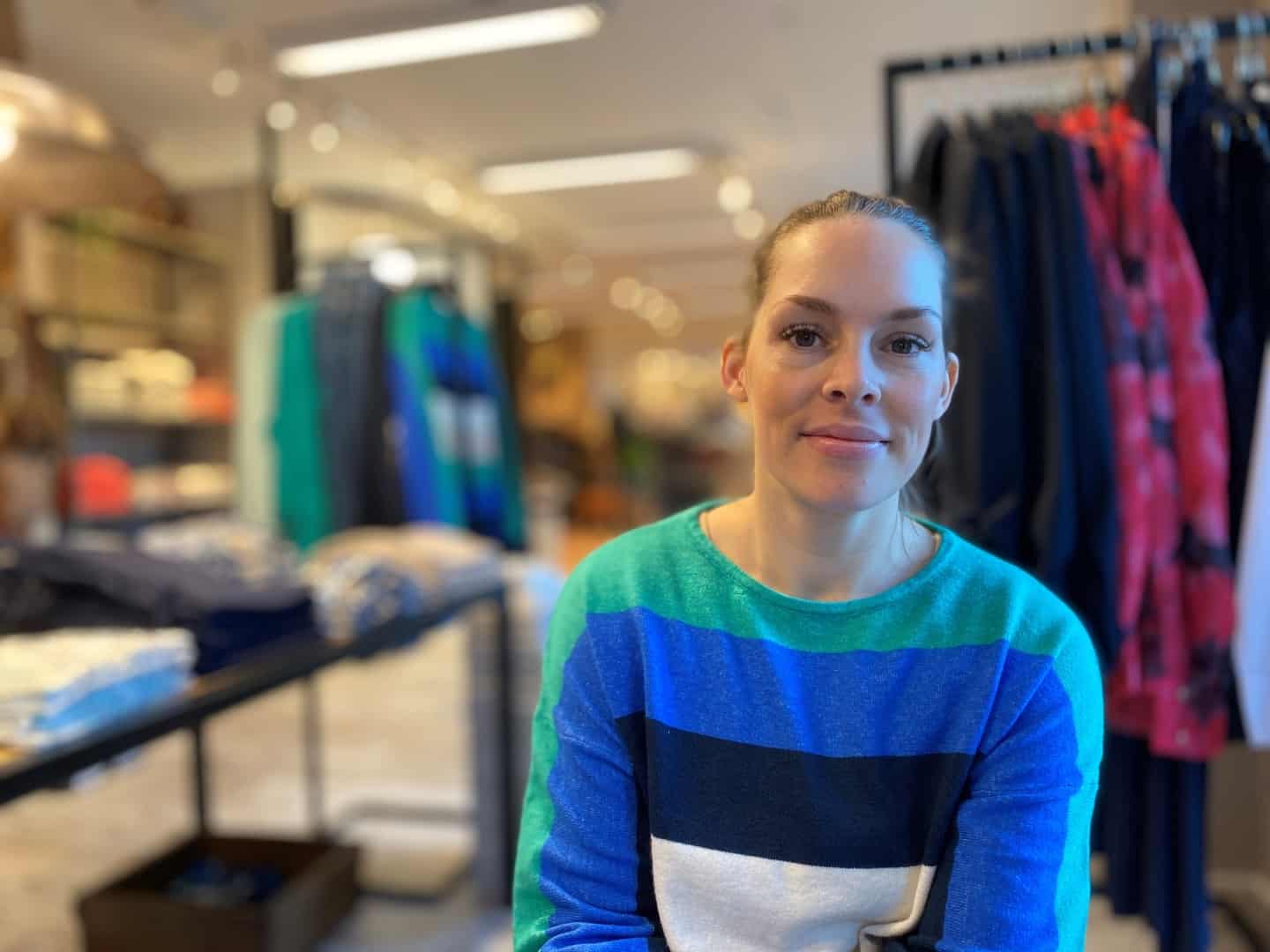 Tøjbutikker lukker stribe, men ikke i vestjyske by: Brittas livsværk føres videre af Pernille jv.dk