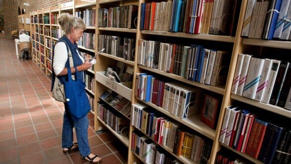 holstebro bibliotek åbningstider