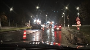 Torsdag aften havde asfaltfirmaet Peab spærret krydset, hvor Koldingvej mødes med Grønlandsvej, så bilisterne måtte ud på en regnvåd omvej. Der venter dog fortsat asfaltarbejde den kommende uge, da regnen har forsinket projektet. Foto: Mariane Nielsen