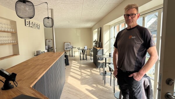 Lukker efter 13 måneder: Det løber ikke rundt i byens eneste café