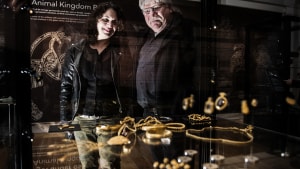 Marie Aagaard Larsen og Poul Nørgaard Pedersen betragter det guld de fandt ved Fæsted i anden halvdel af 2016. Foto: Mette Mørk