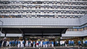Sygeplejersker på Aalborg Universitetshospital, Sygehus Syd, i arbejdsnedlæggelse og samlet foran hovedindgangen en morgen i september. Nu er der en milliard kroner på vej til det hårdt pressede plejepersonale. Foto: Henning Bagger/Ritzau Scanpix