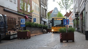 Selv om udeserveringen ved Fratelli er væk, bliver trafikken i Nørregade ikke mindst bustrafikken ved at give politikerne og planlæggerne hovedbrud. En beslutning om ensretning skal tages hurtigt. For hurtig mener kritikere. Arkivfoto: Dorthe Rasmussen