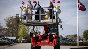 Den traditionelle gallafest for de nye studenter på Lemvig Gymnasium. Som altid havde studenterne udfoldet stor opfindsomhed i valget af køretøj. Foto: Johan Gadegaard.