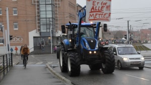 Traktordemonstrationen lørdag forløb fredeligt og roligt, selv om de mange traktorer satte deres præg på trafikken. Foto: Henrik Havbæk Madsen