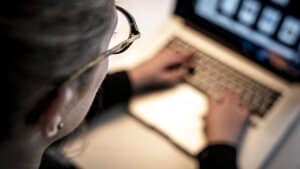 Digitaliseringen har givet nye muligheder for, at arbejdsgivere kan indsamle data fra ansatte. Det kan være fra eksempelvis trivselsundersøgelser, men det kan også være overvågning af produktivitet og decideret gps-tracking af medarbejderens fysiske lokation. (Arkivfoto). Foto: Mads Claus Rasmussen/Ritzau Scanpix