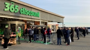 Fredag åbnede Coop 365 Discount sin butik i Skærbæk, hvor der indtil da var Dagli’Brugsen. Kunderne var klar fra morgenstunden. Foto: Morten Kiilerich