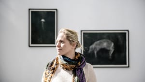 Cathrine Raben Davidsen foran to af værkerne i udstillingen hos Galleri Jacob Bjørn. Foto: Michael Svenningsen