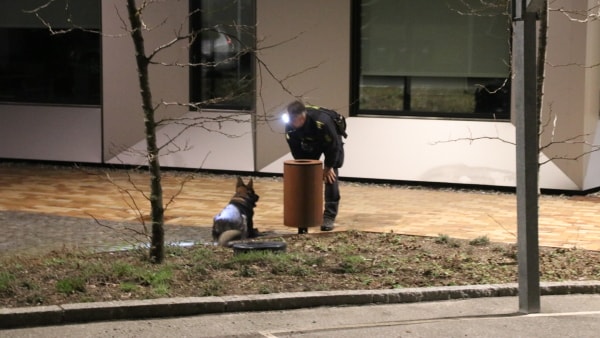 Brand foran lejlighed kan være påsat: Beboere reddet af brandvæsnet