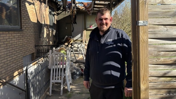 Gabriel smadrede sit hegn for at redde nabohus med haveslangen: - Vi er opdraget til at hjælpe