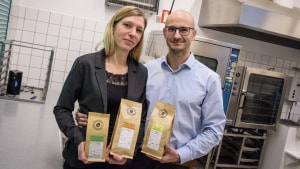 Sylvia Jasinski og Stefan Jaensch har netop sendt de første poser kaffe ud til kunderne. Fjord Risteriet er på hobbybasis indtil videre. Foto: Christian Baadsgaard