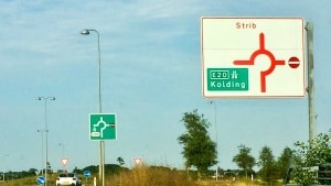 Her, ovenfor motorvejs-tilkørselsrampen ved Middelfart, er der udelukkende skiltet mod Kolding. Men ikke mod Fredericia. Sådan er det mange steder. Hvorfor, spørger vi Vejdirektoratet. Foto: Peter Friis Autzen