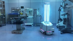 UVD-robotten kan rense en hospitalsstue for 99,99 procent af alle bakterier og vira, men kan også bruges i eksempelvis ankomsthaller i lufthavne eller i kontorrum. Foto: Blue Ocean Robotics.