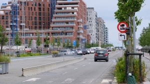 Bernhardt Jensens Boulevard på Aarhus Ø er forberedt til letbane med et mange meter bredt midterareal. Det kommer efter alt at dømme aldrig i spil - i hvert fald ikke til en letbane. Foto: Kim Haugaard