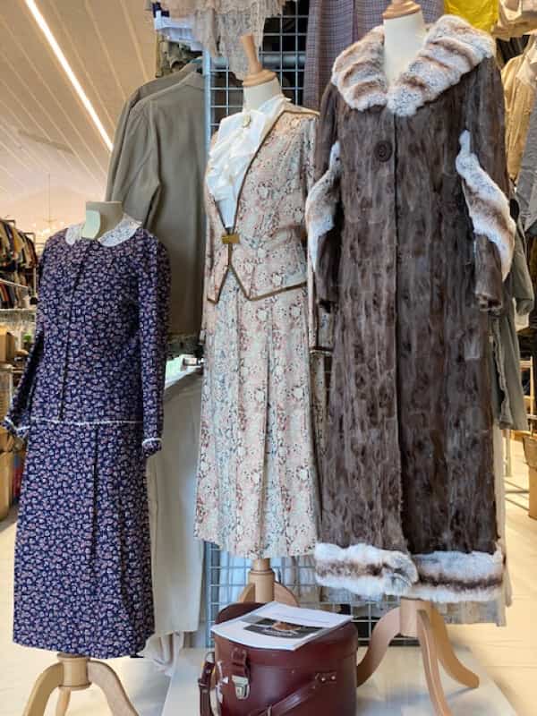 Kjoler fra ”Matador” og fra Boltinggaard Gods søger frivillige Skandinaviens største periodiske kostumesamling |