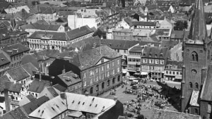 Luftfoto af Kirketorvet i Vejle på en torvedag. Årstallet er 1948 (arkivnummer B62302). Foto: Oskar Jensen