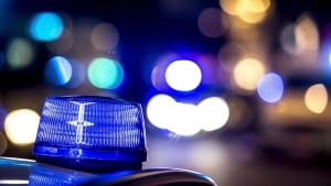 De fleste kender politiets blå blink, men snart kan et nyt blink dukke op på biltag i trafikken, skriver DR. Regeringen vil med en forsøgsordning give frivillige reddere mulighed for at sætte et grønt blink på taget, så andre trafikanter kan se, at de er på vej til en livreddende opgave. Arkivfoto: Mads Claus Rasmussen/Ritzau Scanpix