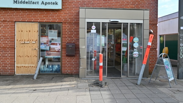 Se billederne - bilist bragede ind i apotek: - Det var et chok for personalet