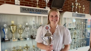 Anne Sofie Meyer, med den flotte pokal som Skjern Garden vandt ved DM i 2019. Foto: Kaj Poulsgaard