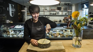 Hemmeligheden bag Unika-ostene er, ifølge butikschef Eva Lunddahl, tid. 'Vi prøver aldrig at fremskynde en proces, tværtimod. Er der brug for mere tid til at ramme den helt rigtige smag og konsistens, så bruger vi mere tid', siger hun Foto: Axel Schütt