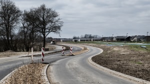 Der er anlagt en asfaltvej ved nybyggerkvarteret i Tirsbæk Bakker, men der kan gå op til et år, før bybusserne kører forbi. Arkivfoto: Mette Mørk