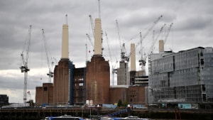 Storbritannien lukker og slukker for kulkraften. Her er det det tidligere kulkraftværk Battersea i London, der er bliver bygget om. Foto: Ben Stansall/AFP/Ritzau Scanpix