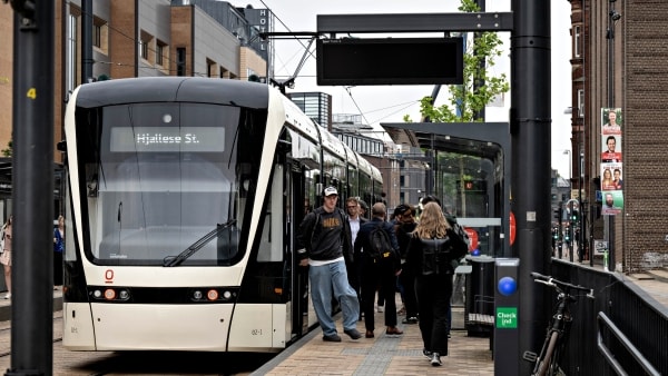 Kvinde ramt af letbanen: Kørt til hospitalet