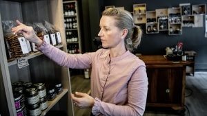 Camilla Moselund Toft elsker at hyggenakke med kunderne, og hun deler gerne ud af sin viden om italienske delikatesser og om vin. Foto: Morten Pape