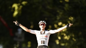 Søren Kragh Andersen jubler efter sin første etapesejr ved Touren. Foto: REUTERS/Anne-Christine Poujoulat