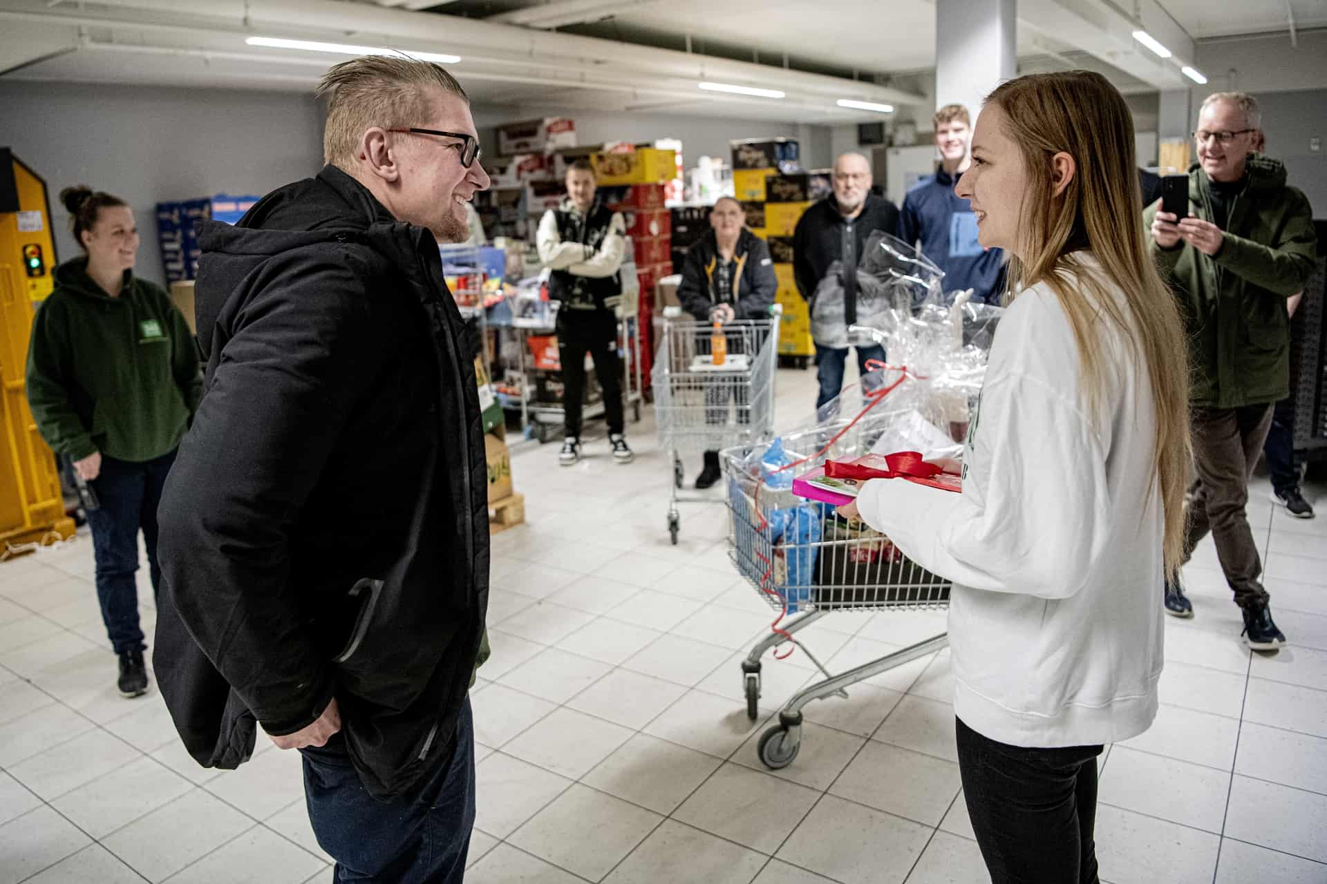 33 årige Daniel Hjælper Her Der Og Alle Vegne Mandag Tog Kollegerne I Dagligvarebutikken Fusen 