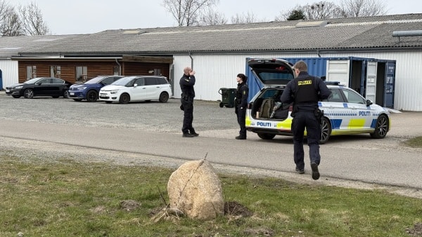 Politiet anholder otte personer under stor aktion