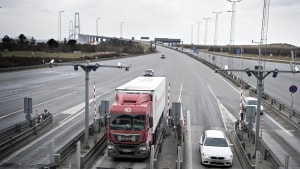 Bilisternes betaling for at køre over Storebæltsbroen skal være med til at betale for nye veje, togskinner og anden infrastruktur, mener regeringen. Foto: Michael Bager