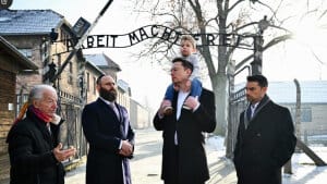 Med sin søn på skuldrende besøgte Elon Musk mandag koncentrationslejren Auschwitz i Polen. (Arkivfoto). Foto: Yoav Dudkevitch/Ritzau Scanpix