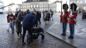 Fremover skal Livgarden stå vagt og fremføre vagtparade og -skifte foran Frederik VIII's Palæ, hvor det nye kongepar har residens. Foto: Nikolai Linares/Ritzau Scanpix.