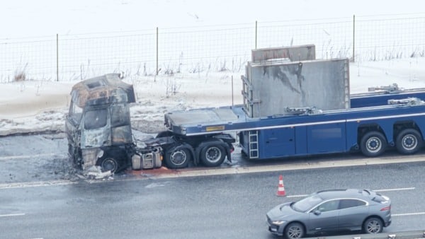 Førerhus udbrændt efter voldsom brand på motorvejen