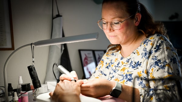 Louise er hørehæmmet og arbejder bedst i stilhed: Kunderne kommer tilbage igen og igen