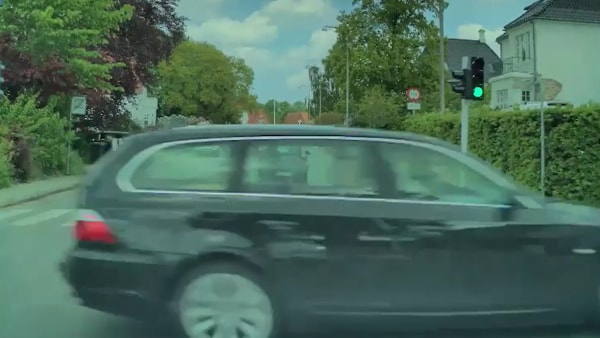 Se vild video - bil brager over for rødt på villavej: - Det var tæt på at gå galt