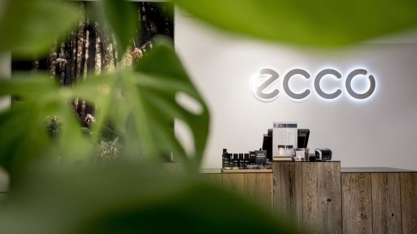 Ecco trodser Rusland-kritik: Sælger flere nogensinde |