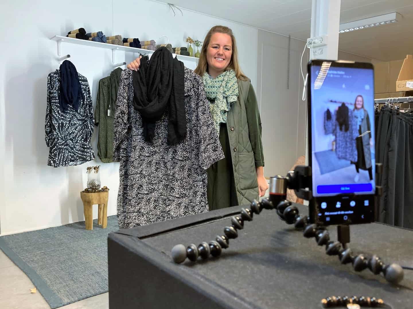 Kvinder Danmark ser med, når Louise sælger tøj på Facebook: Nu hun med en butik i Esbjerg | jv.dk