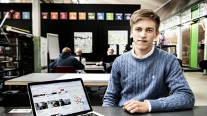 20-årige Julius Lissau blev student i sommer. Han er nu sprunget ud som iværksætter med hjemmesiden elevpraktik.dk, der parrer virksomheder og skoleelever, som søger et praktiksted. Foto: Mette Mørk