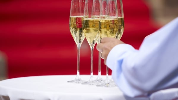 Fra Napoleons generaler til Jægergårdsgade: På Klassisk 65 er de danmarksmestre i at sable champagne
