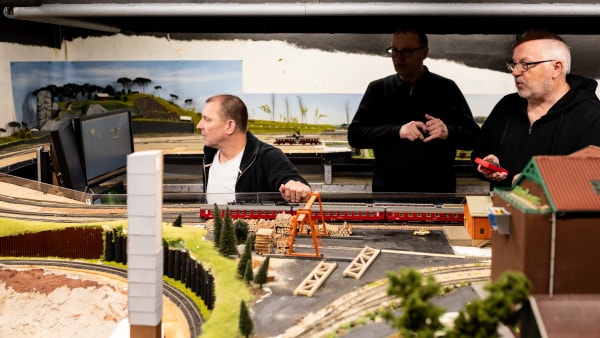 Se video: Modne mænd mødes hver mandag i en kælder - Den dag, vi bliver færdige, er det kedeligt