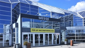 Skiltene er sat op, men det er først mandag 19.april, at Region Syddanmark åbner en pop op vaccineklinik i Fredericia. En læser undrer sig over, hvorfor der kun er én vaccinationsdag om ugen. Foto: Lene Dalsgaard Nielsdatter