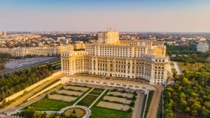 Bukarest bliver af og til kaldt ”Østeuropas Paris”, og fra slutningen af september bliver det lettere for især folk fra det vestlige Danmark at rejse til Rumænien og se, om det er en rimelig sammenligning. Parlamentet (billedet) med mere end 1000 overdådigt udsmykkede rum er hovedstadens største attraktion. Foto: Loan Panaite