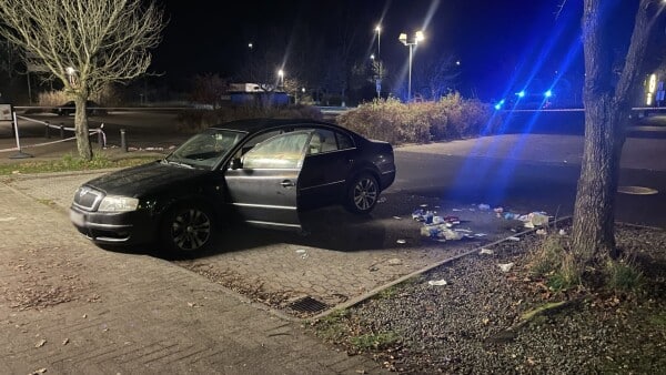 To blev hastet på hospitalet efter knivstikkeri foran supermarked: Nu er to unge mænd anholdt