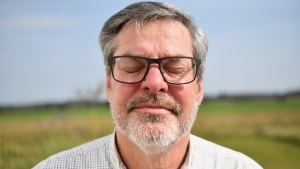 Kristoffer Jarl Kristensen er mest kendt for sine mange bestyrelsesposter og virksomheder. Men rigmandsarvingen er også holistisk landmand med et budskab. Han tror, at mange af Danmarks problemer ville forsvinde, hvis alle behandlede sine kvæg, som han behandler sine. Foto: Emil Jørgensen